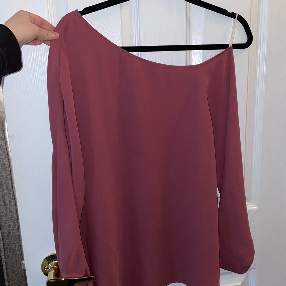 🖤 Babaton Aritzia off the should top​​​​​​​ 🖤​